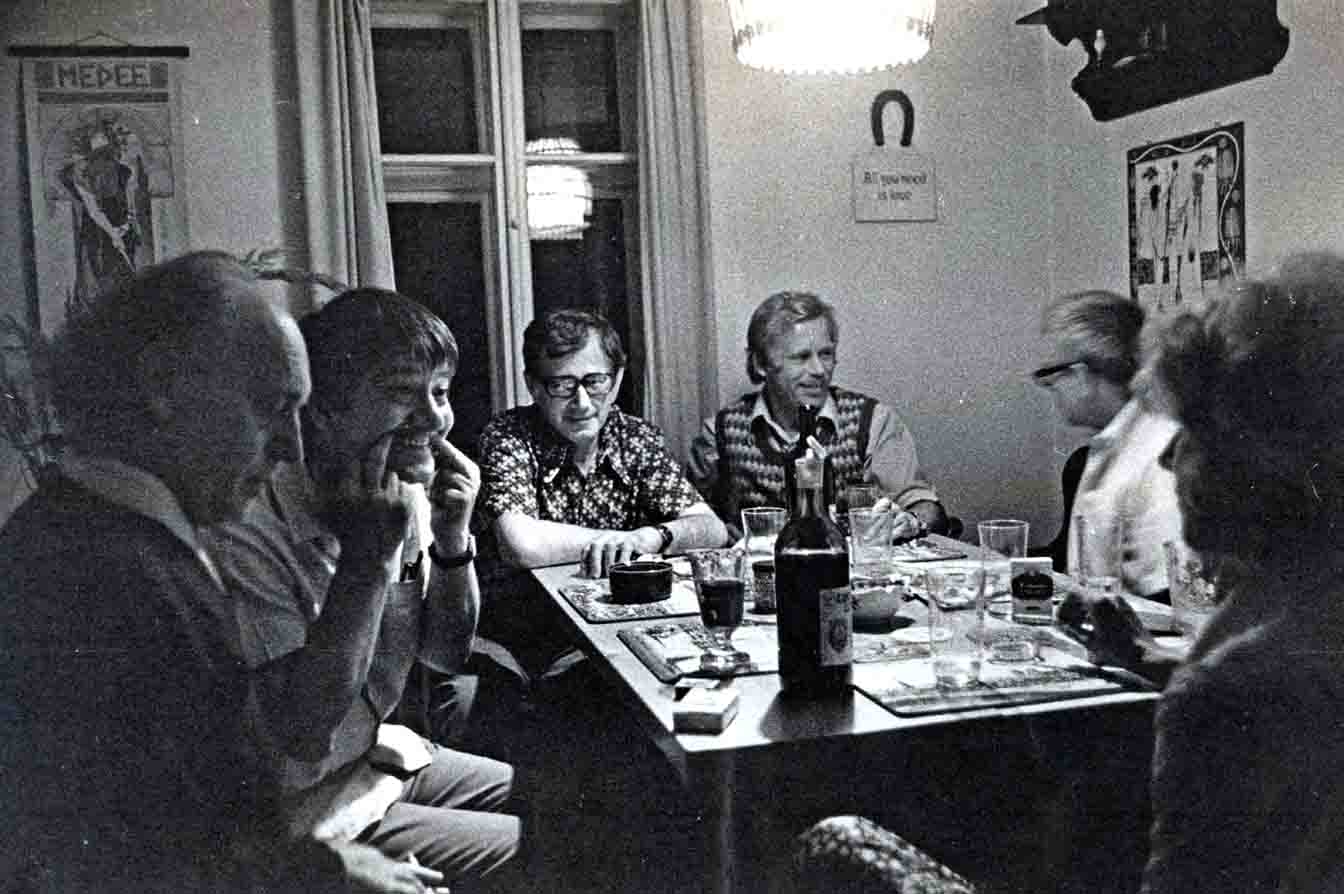 Ladislav Dvořák, Jan Vladislav, Josef Vohryzek, Václav Havel, Josef Hiršal a Olga Havlová, Hrádeček, konec 70.let
